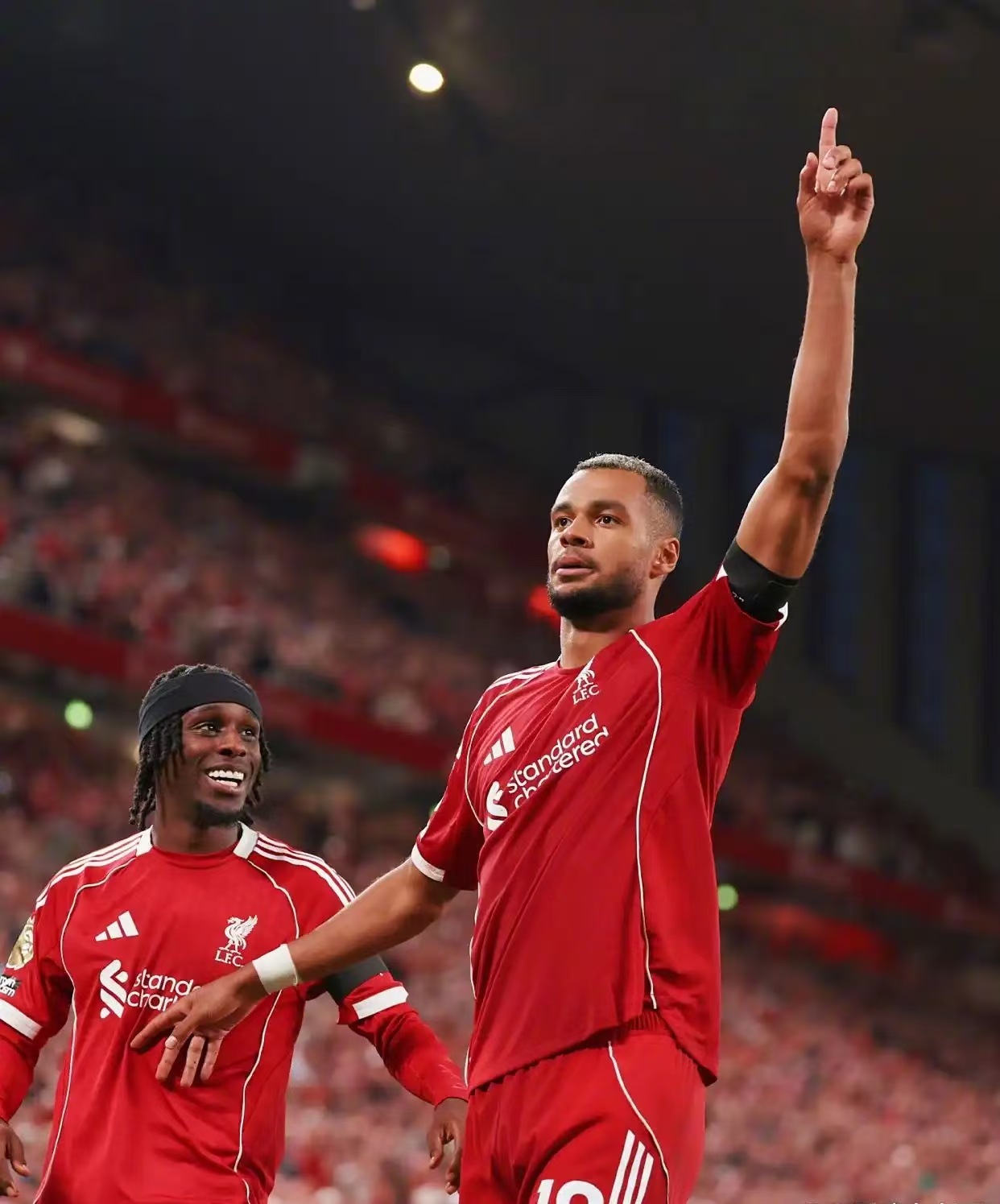 Liverpool står overfor en defensiv krise, til tross for at de bruker mest penger på signeringer. Liverpool står overfor en defensiv krise, til tross for at de bruker mest penger på signeringer.